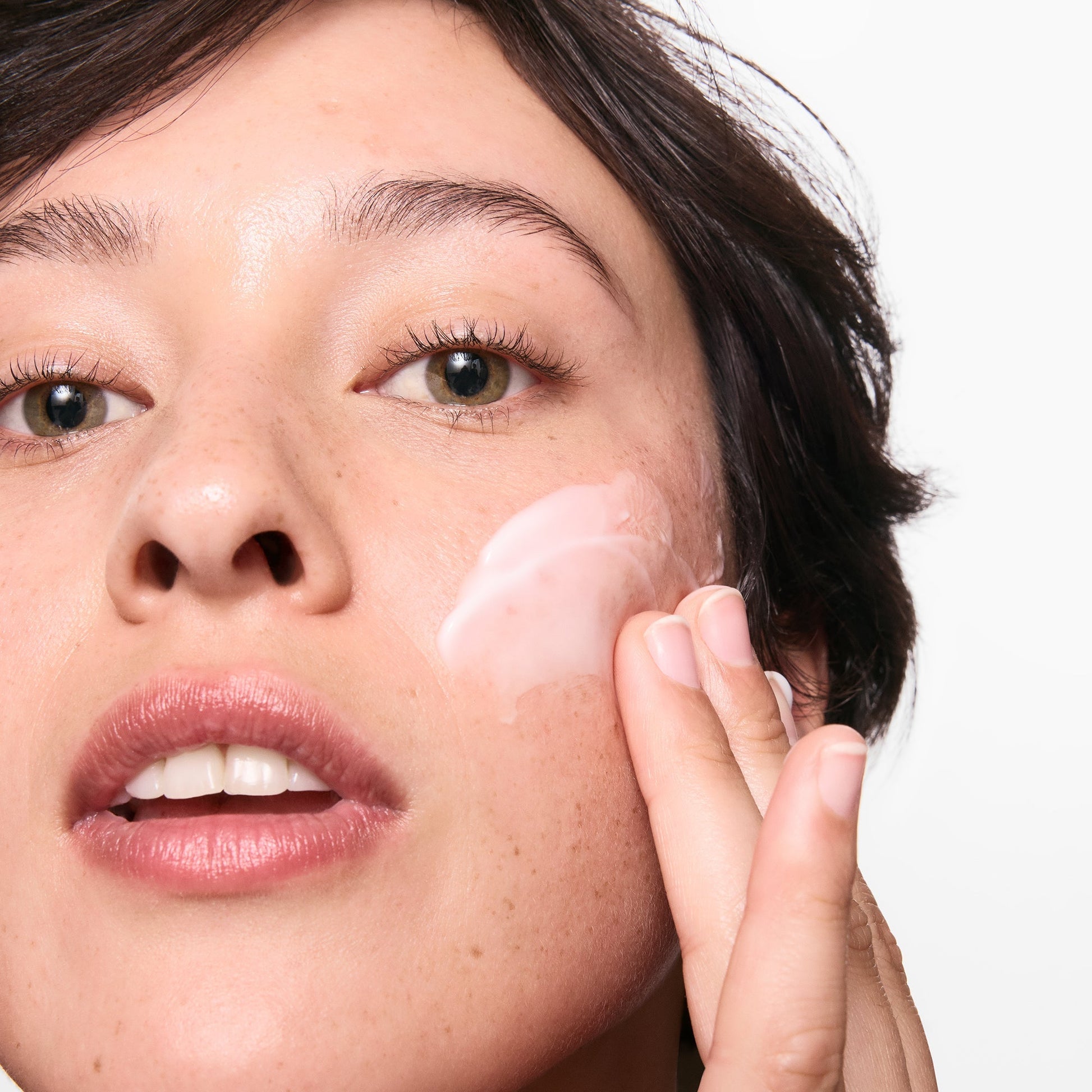 hydrating-cleanser-and-oil-free-moisturizer-duo-t2 01_LYDIA_12_APPLICATION_OMEGA_SUPERSIZE_036_1_8483aad9-c9a3-46f0-b735-539c739306ac.jpg