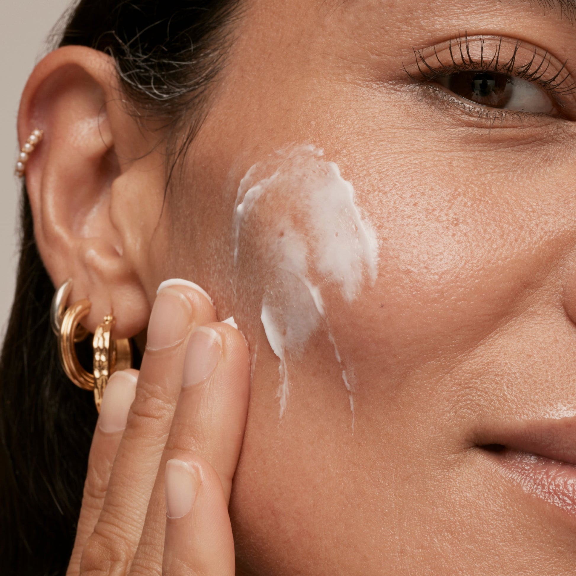 simple-skincare-cleanser-and-ceramide-moisturizer-duo-i7 INKEY_DTC_Bio-ActiveCeramide_Ppage_Model_02_dd0fc443-e441-4e82-ac65-ebe93c1b6365_1.jpg