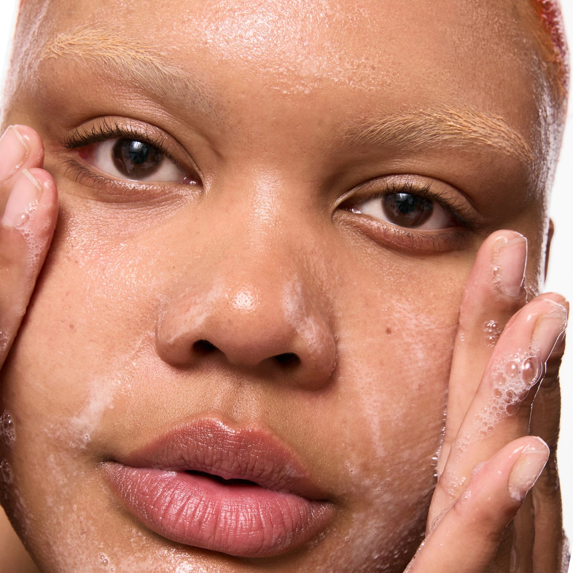 salicylic-acid-cleanser-150ml-u8 Omega50_Model_2000x2000-1_ce0a3018-d6f0-4ed9-a17d-0096b80b29f6.jpg